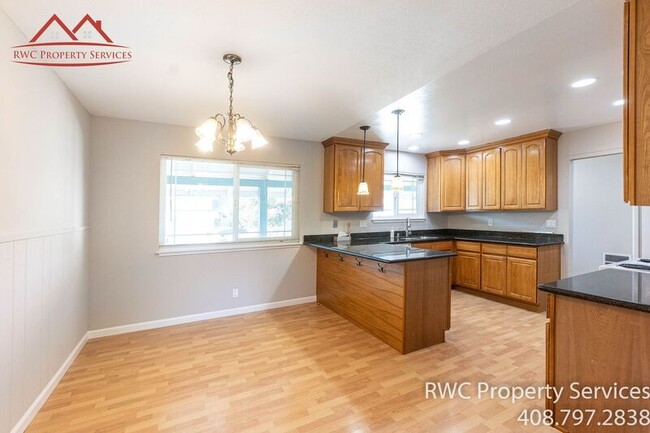 Building Photo - 1050 Oaktree Dr