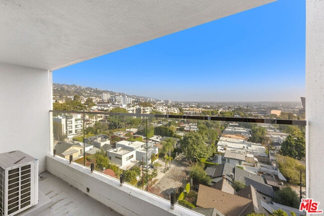 Building Photo - 838 N Doheny Dr