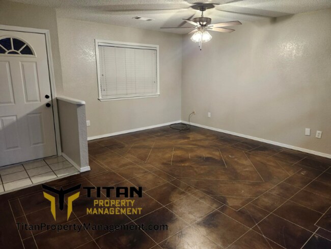 Building Photo - 2bed/2bath End-Unit Apartment with Fenced Yard