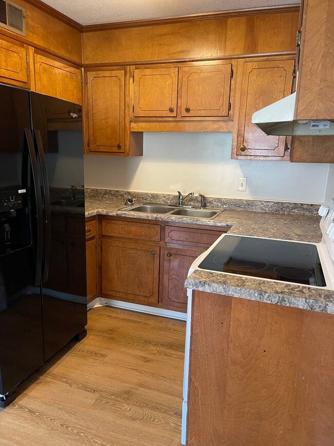 Building Photo - 1 Bedroom, 1 Bath Duplex Apartment on the Eastside