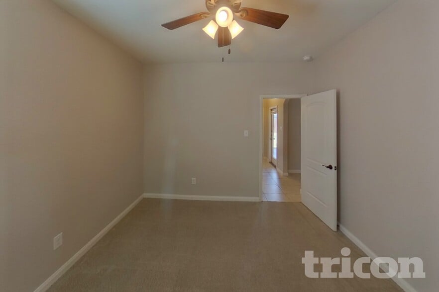Building Photo - 2312 Redbud Dr