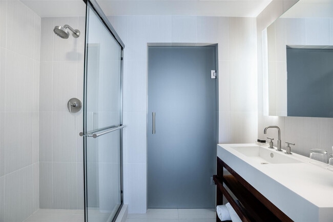 Building Photo - 3101 Bayshore Dr