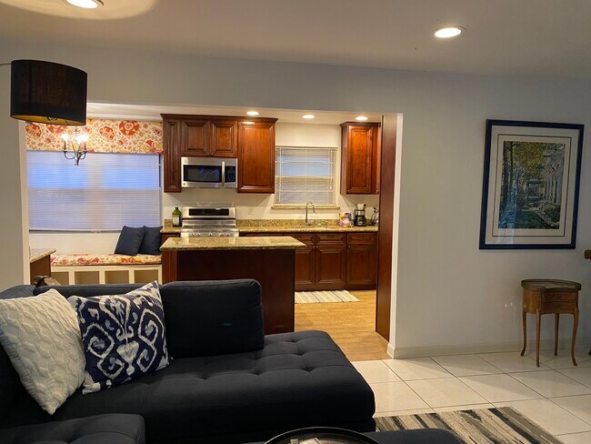 Building Photo - 9721 Westview Dr