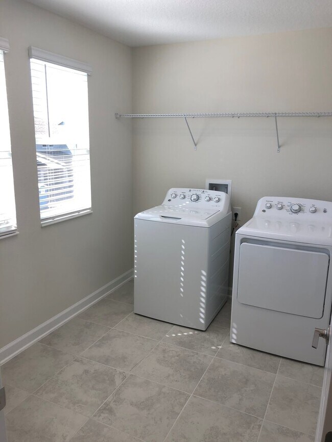 Building Photo - Just Listed!  3/2.5 Located In Beautiful P...