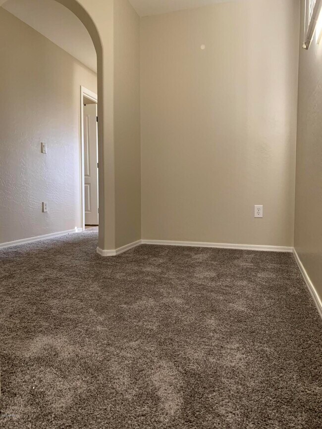 Building Photo - 3854 E Sabra Ln