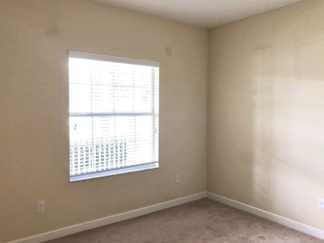 Building Photo - Beautiful 3/2 Spacious Home with a Covered...