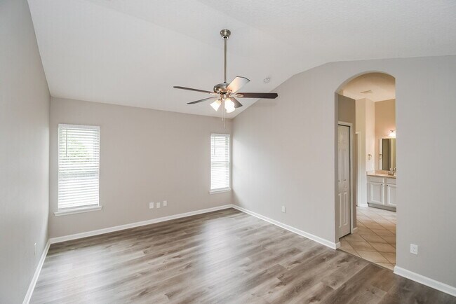 Building Photo - 1844 Lake Forest Ln