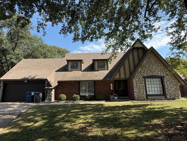 Building Photo - Luxury 4 Bed Home with Bonus Rooms and Pool