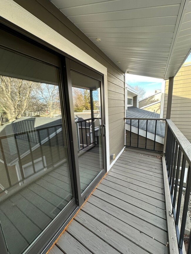 Building Photo - 2 Bedroom, 2 1/2 Bathroom Townhome located near hospitals and colleges!