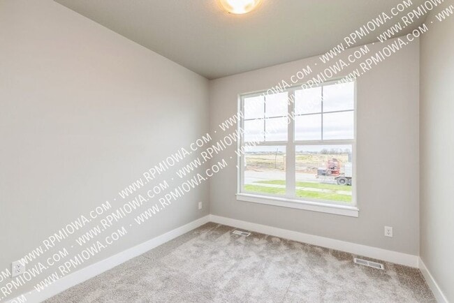 Building Photo - 709 NE Hunter Dr
