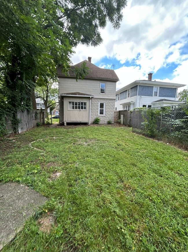Building Photo - 3-Bedroom, 1-Bathroom Home – RSVP Code Cer...