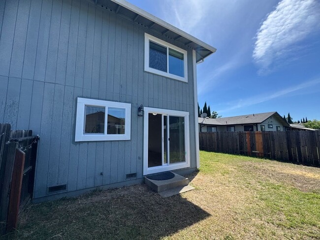 Building Photo - Charming 3 bedroom 1.5 bathroom Two story Town House with an attached garage.