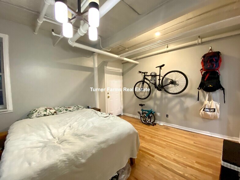 Building Photo - 465 Park Dr