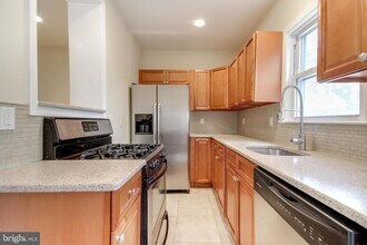 Building Photo - Beautiful and spacious 1 bedroom with office and backyard in Manayunk