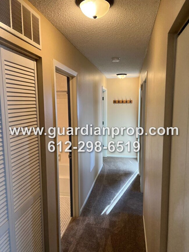 Building Photo - 2nd Floor Condo Available Now, Balcony, Fi...