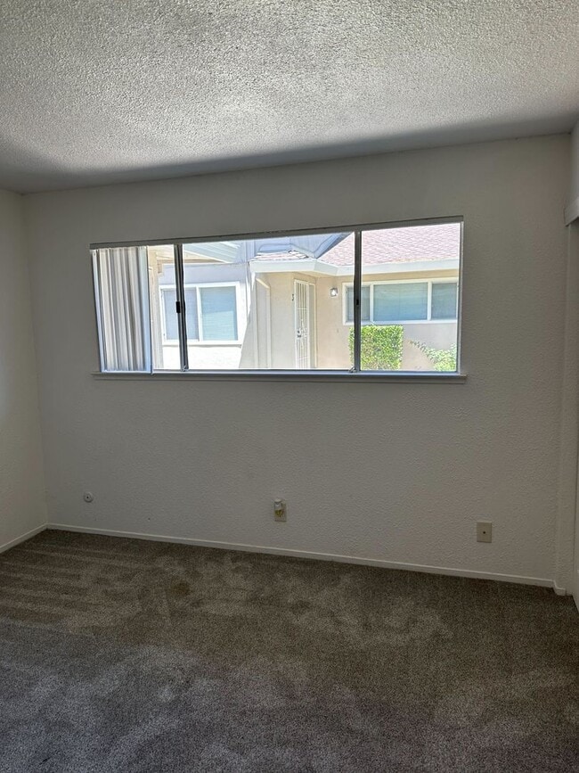 Building Photo - Updated 2-Bedroom Sacramento Condo with Po...