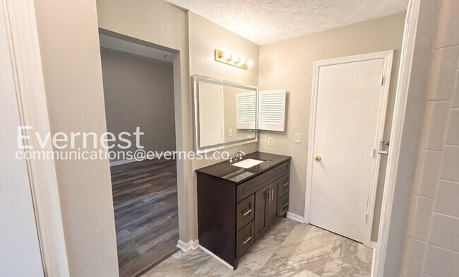 Building Photo - 3 Bed/2 Bath Spacious Home with Modern Features and Garage Parking! / Available Now!