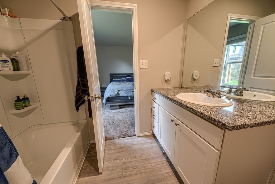 Building Photo - 14014 Homestead