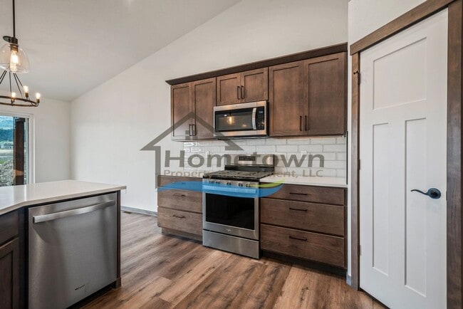 Building Photo - 3-Bedroom, 2-Bathroom Home with 3-Car Gara...