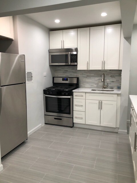 Kitchen Appliances - 6910 Avenue U
