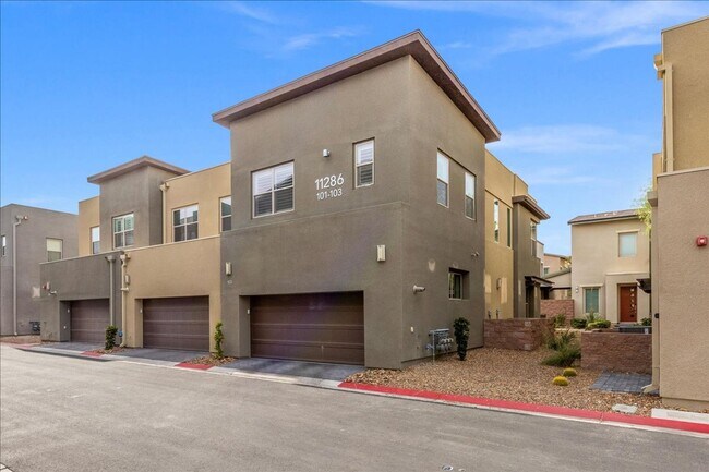 Building Photo - Luxurious, Modern, Completely Renovated 3 ...