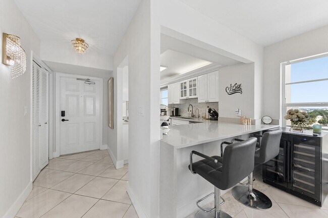 Building Photo - 1021 Hillsboro Mile