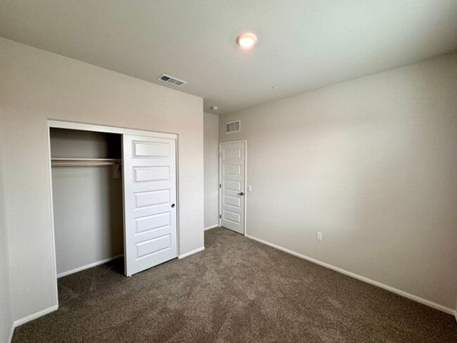 Building Photo - MOVE IN SPECIAL! $1000 off 1st month rent if you move in the month of January! Spacious 4 Bedroom...