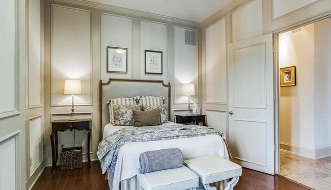 Building Photo - 2848 Woodside St