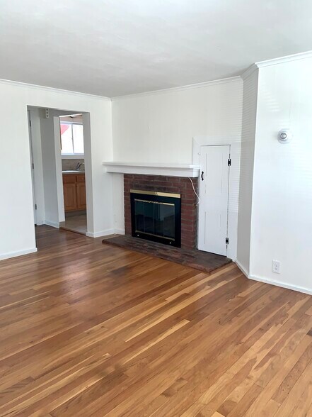 Building Photo - 1490 Farmington Ave