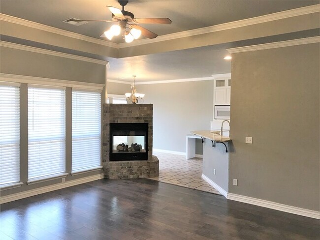 Building Photo - 3 Bed 2 Bath 2 Car Duplex in the Silvertre...