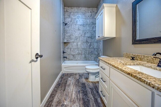 Building Photo - 807 Venice Ct