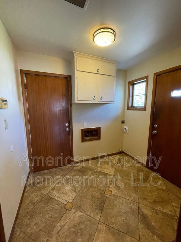 Building Photo - 5147 S Toledo Ave