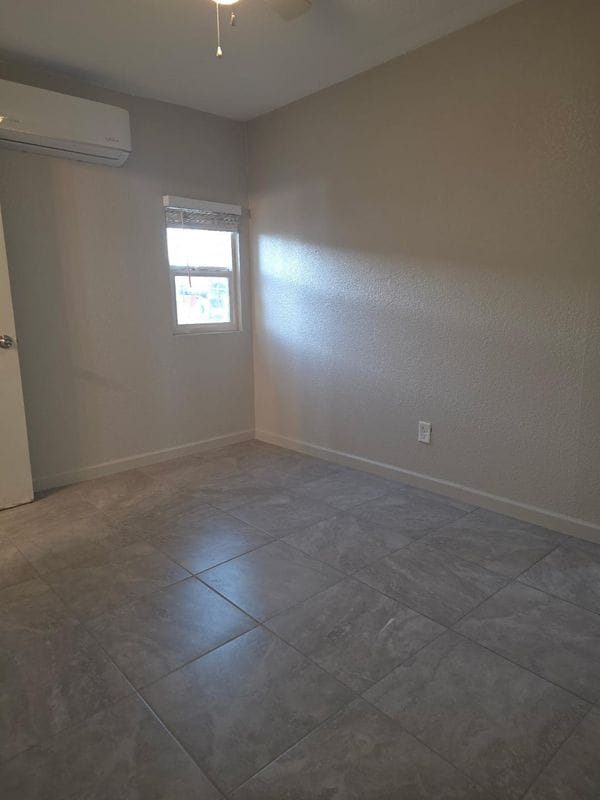 Building Photo - 624 E Roosevelt Ave