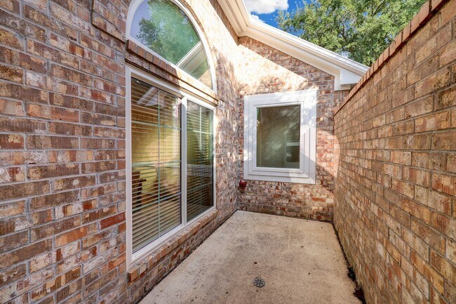 Building Photo - 5022 Coral Gables Dr