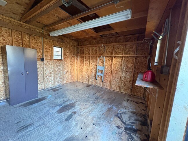 Building Photo - Spacious split level in Campell County near Waterlick/Leesville Rd