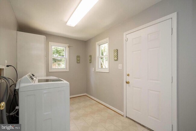 Building Photo - 5612 Eastbourne Dr