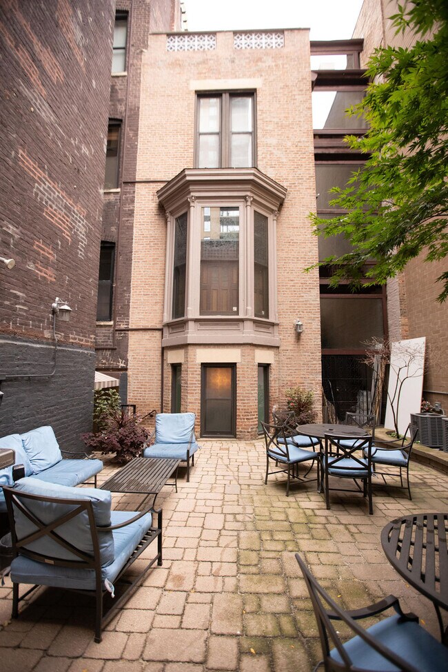 Building Photo - 816 N Dearborn St