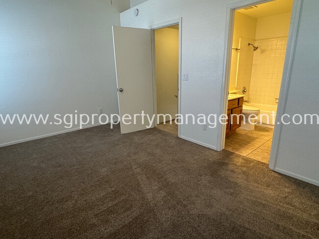 Building Photo - 1961 N Hartford St