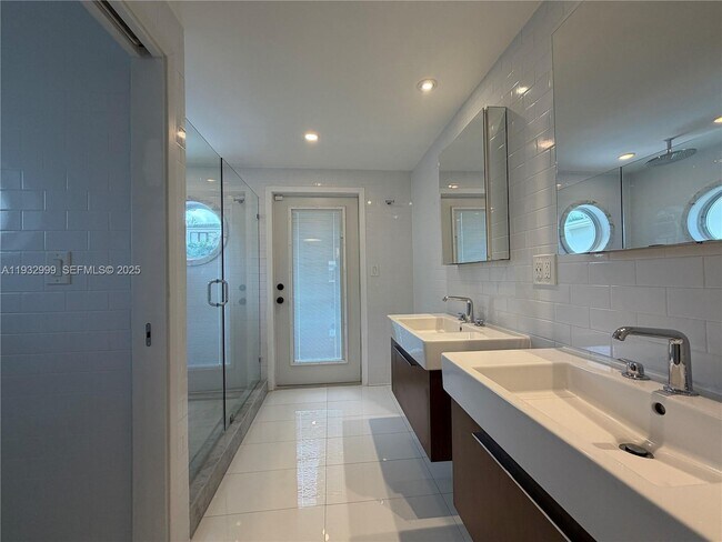 Building Photo - 621 W Dilido Dr