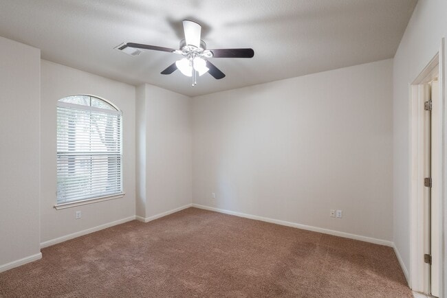 Building Photo - Modern single-story condo - Available now!