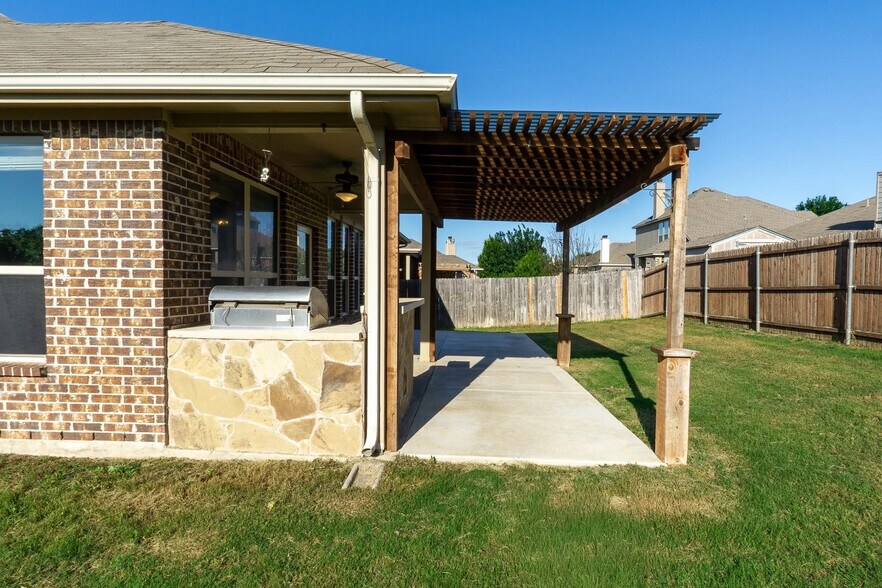 Building Photo - Room in House on Zanna Grace Way