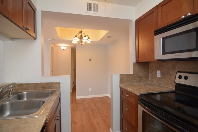 Building Photo - Recently Remodeled 2 Bedroom 2 Bath Condo! Close to the U of A!