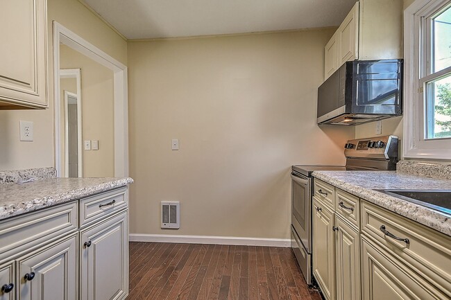 Building Photo - 214 Taylor Ave