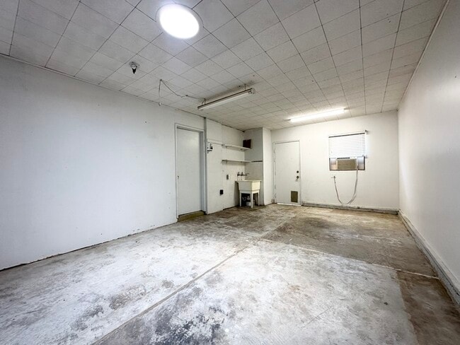 Building Photo - 3 bedroom 1 bathroom home located in Sacra...