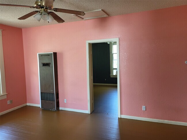Building Photo - 4401 Ave Q 1/2