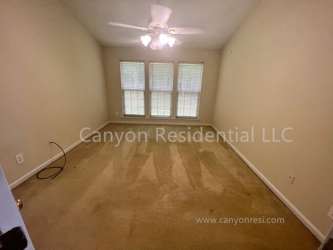 Building Photo - Beautiful 3b Room! Move in ready!