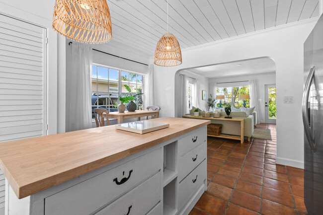 Building Photo - 815 N Ocean Breeze