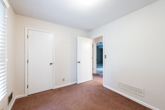 Building Photo - Awesome ranch home in Farmgate Subdivision