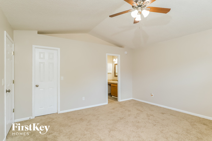 Building Photo - 3021 Caroline Crest Dr E