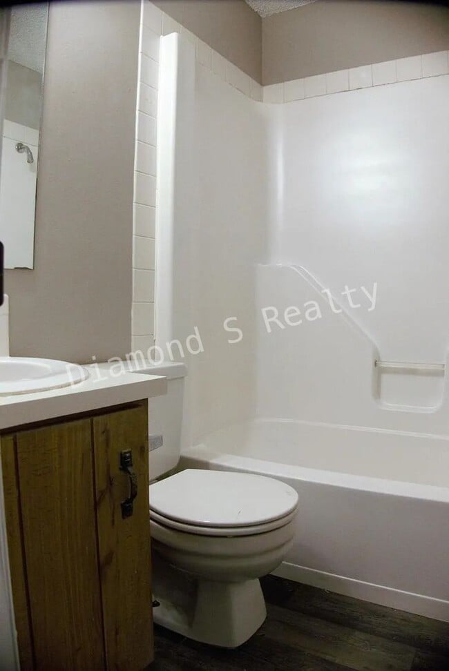 Building Photo - 2 Bedroom Townhome Unit Available - South ...